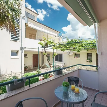 Family Petrov Apartment Vodice