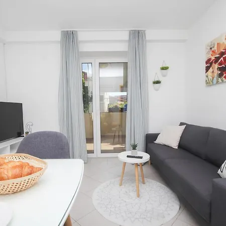 Family Petrov Apartment Vodice