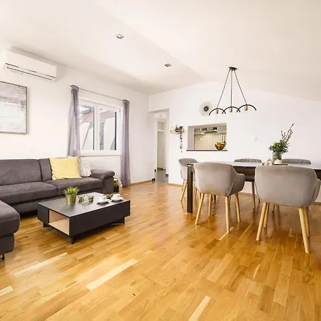 Family Petrov Apartman *